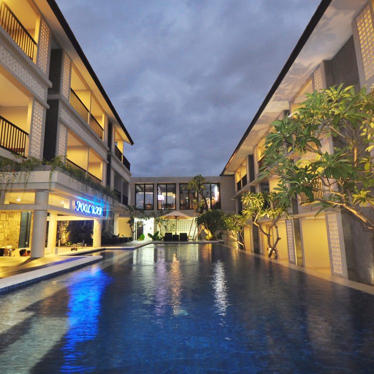 Facilities - Front pool at dawn 2 Facilities - Front pool at dawn 2