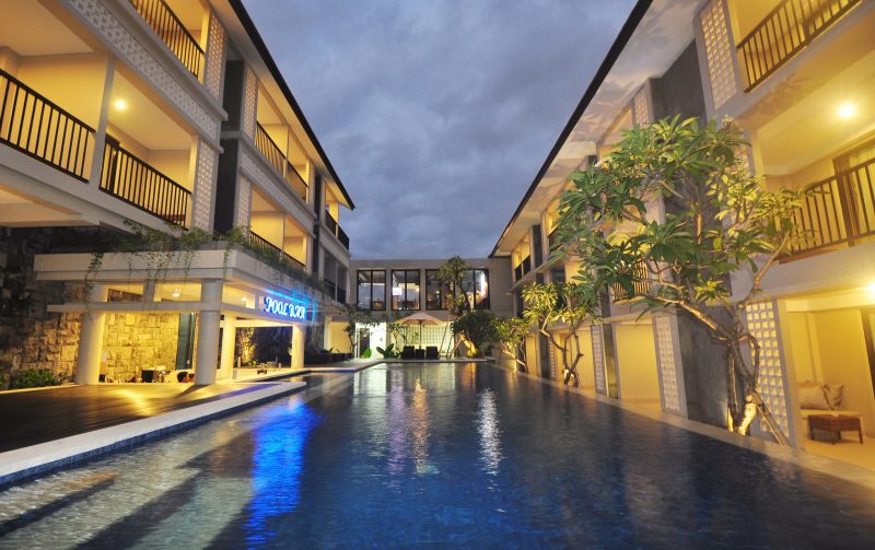Facilities - Front pool at dawn 2