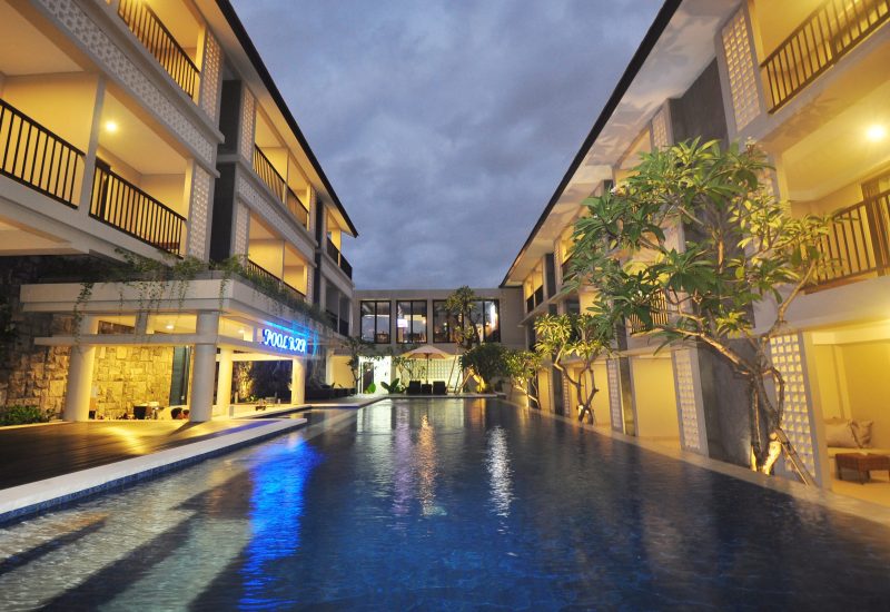 Facilities - Front pool at dawn 2
